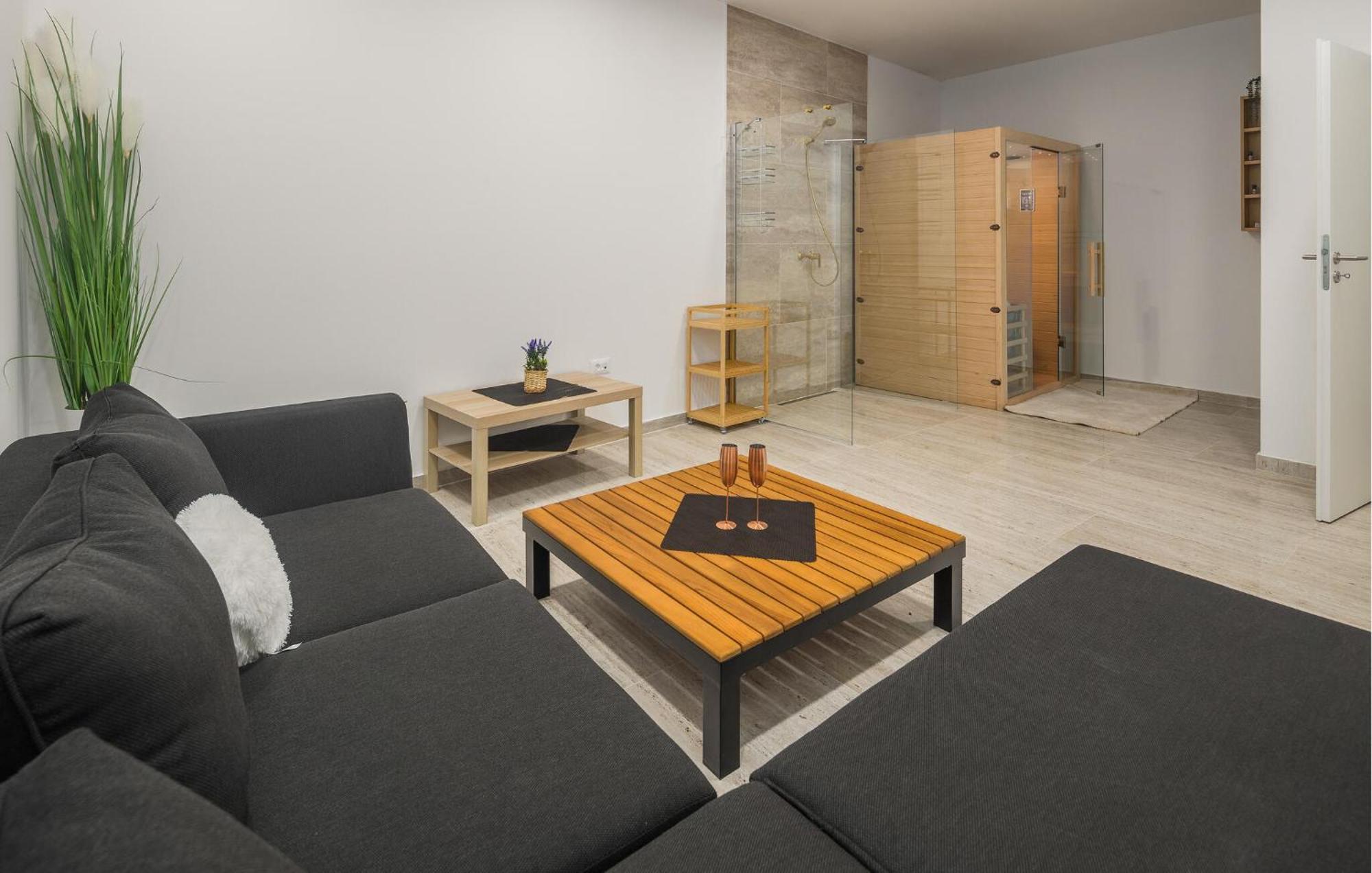 Lovely In Vrvari With Sauna Ferienhaus *