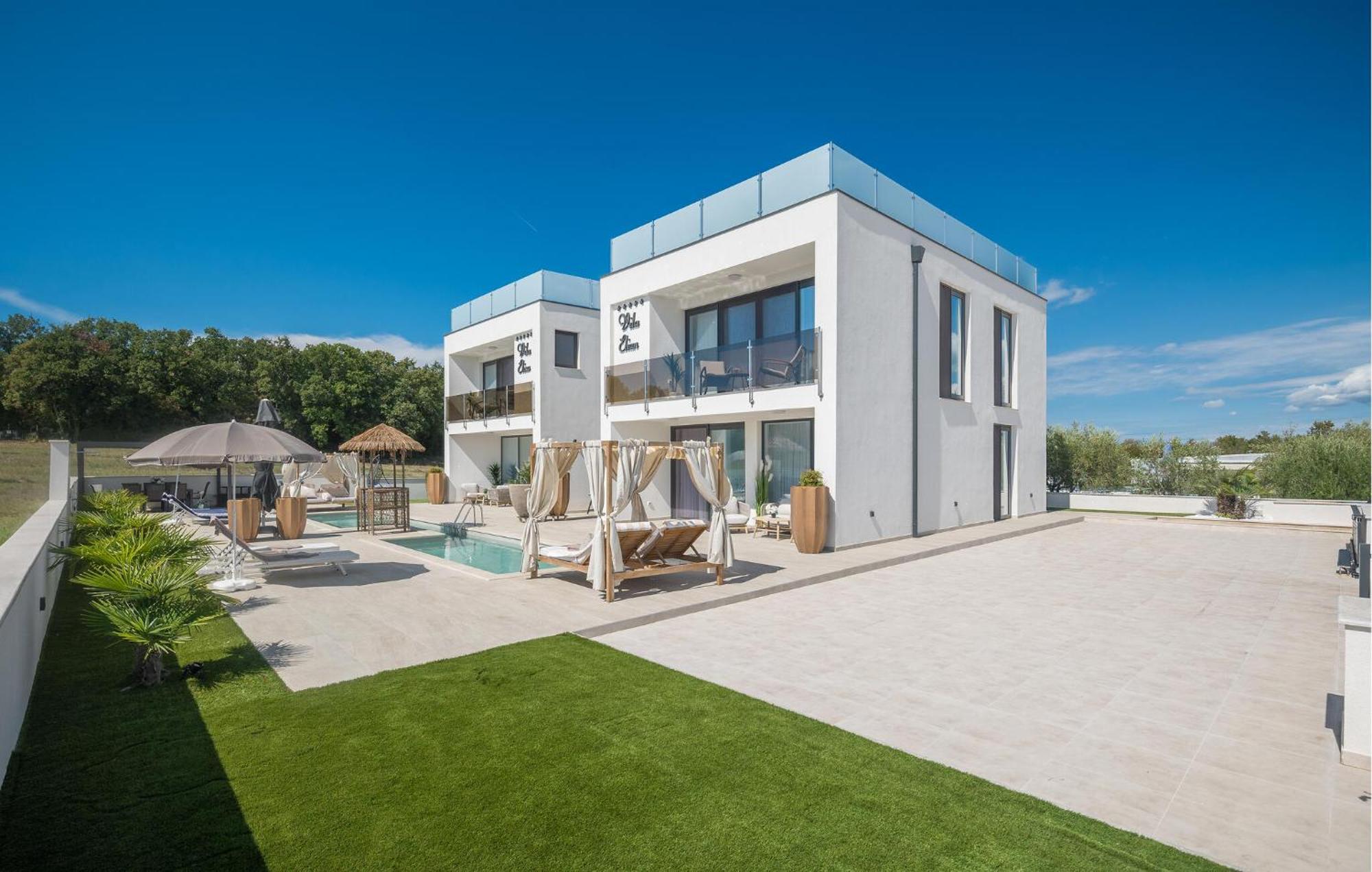 Lovely In Vrvari With Sauna Ferienhaus